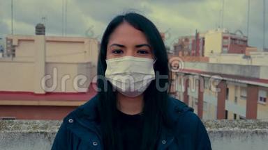 一位戴着防护面具的年轻拉丁女人的肖像。 健康和<strong>安全生命</strong>概念、冠状病毒、病毒保护、全球